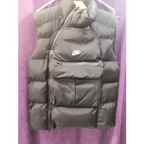 9966NK Жилет от Nike (чёрный)